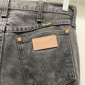 Vintage men’s black Wrangler jeans. 30W